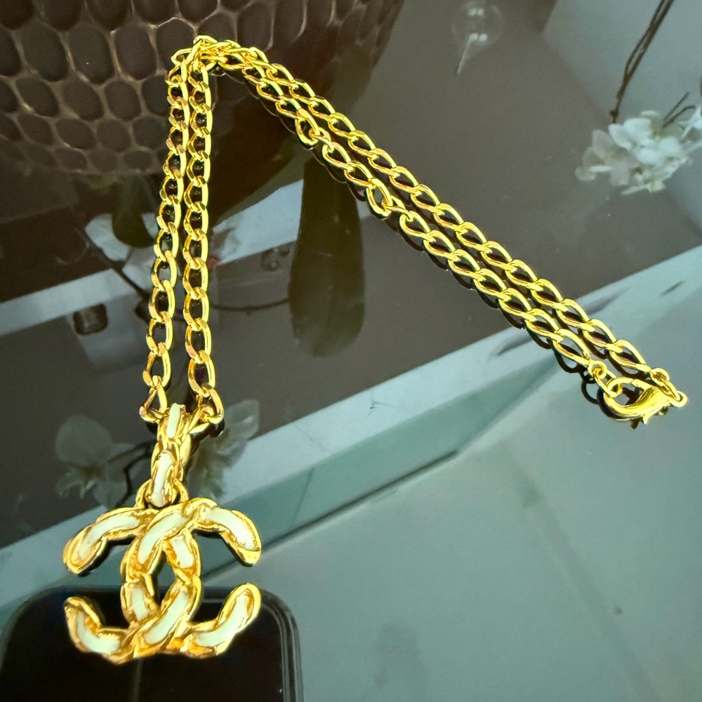 LOT 2097 24K gold plated CHANEL vintage white enamel chain necklace - Picture 2 of 9